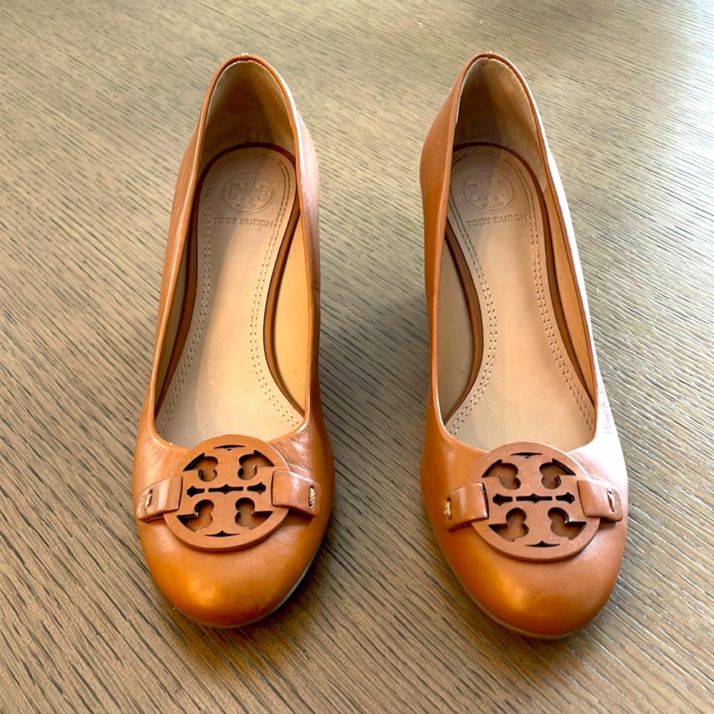 Tory Burch closed toe tan/brownish platforms